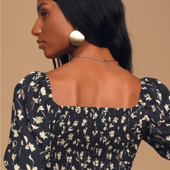 Lulu's | Pretty Fresh Navy Blue Floral Print Ruched Puff Sleeve Crop Top - Picture 2 of 11